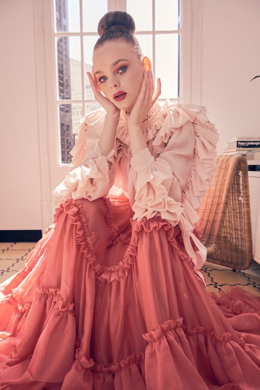 Mujer con vestido rosa de volantes y maquillaje a medida