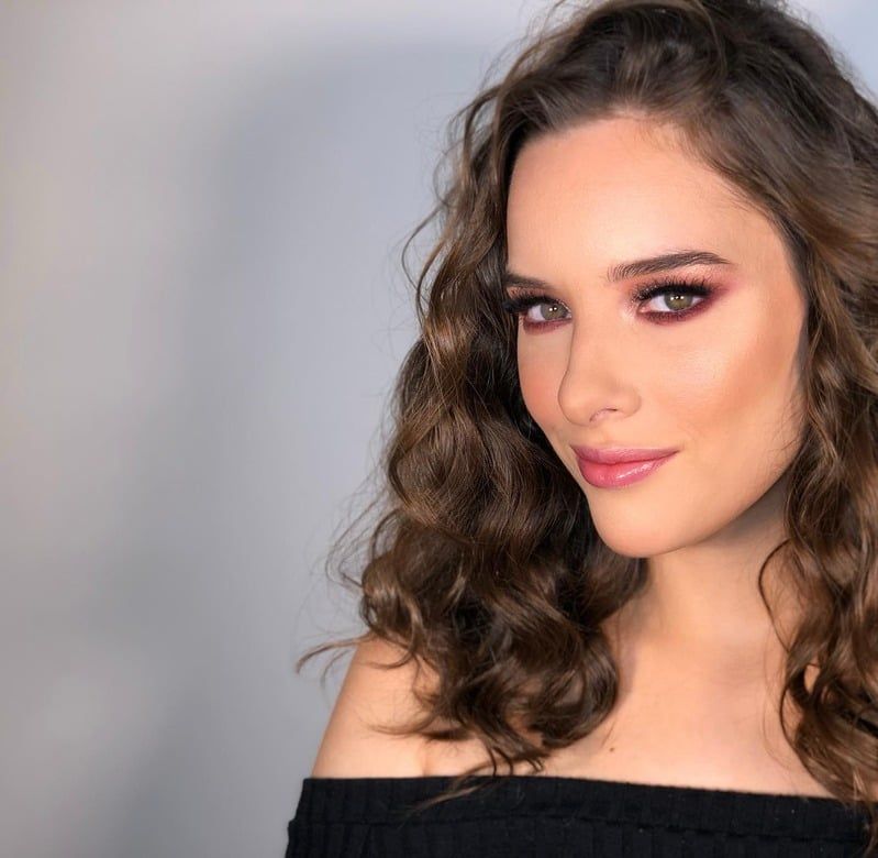 Mujer con maquillaje social profesional