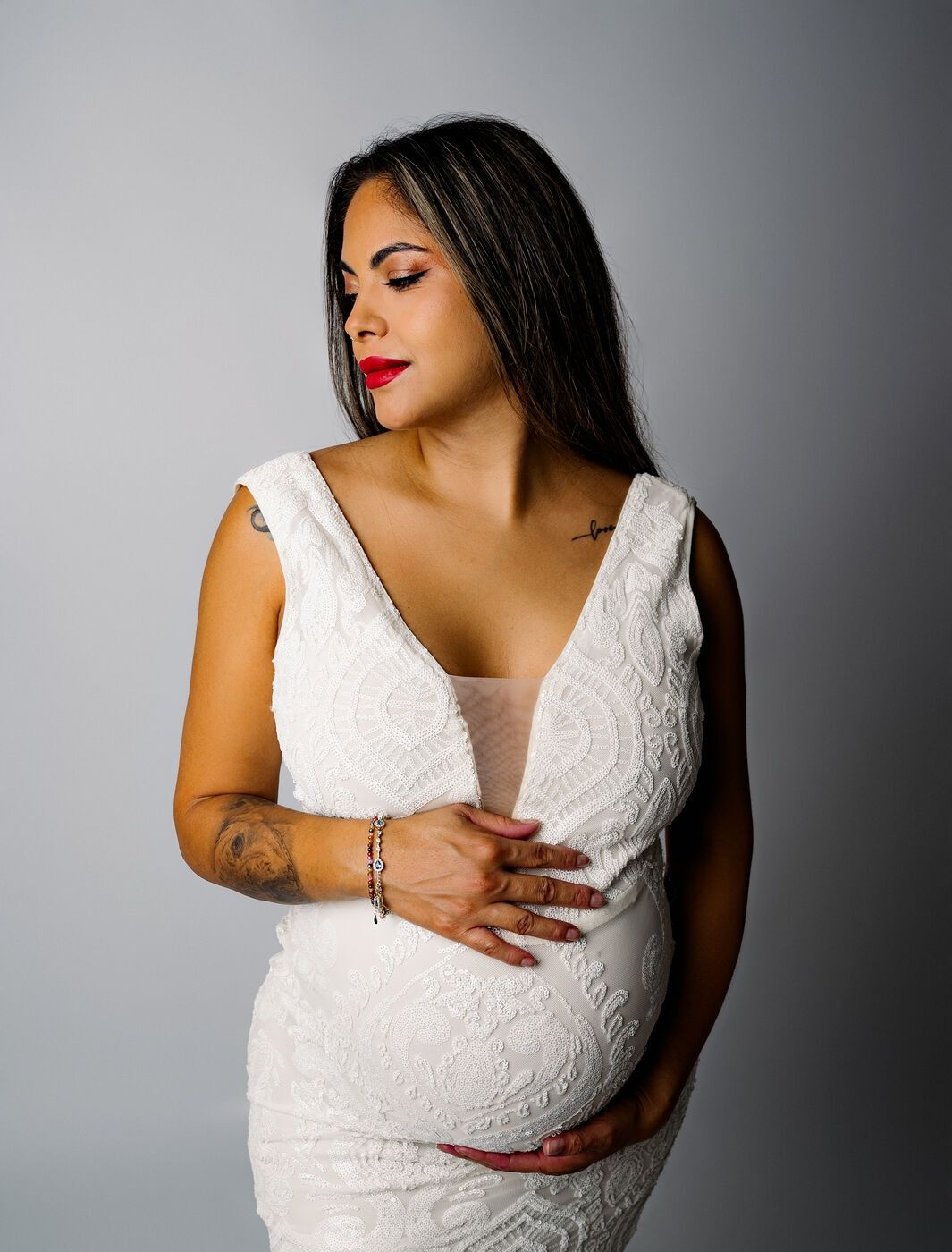 Maquillaje luminoso para sesión creativa en exterior