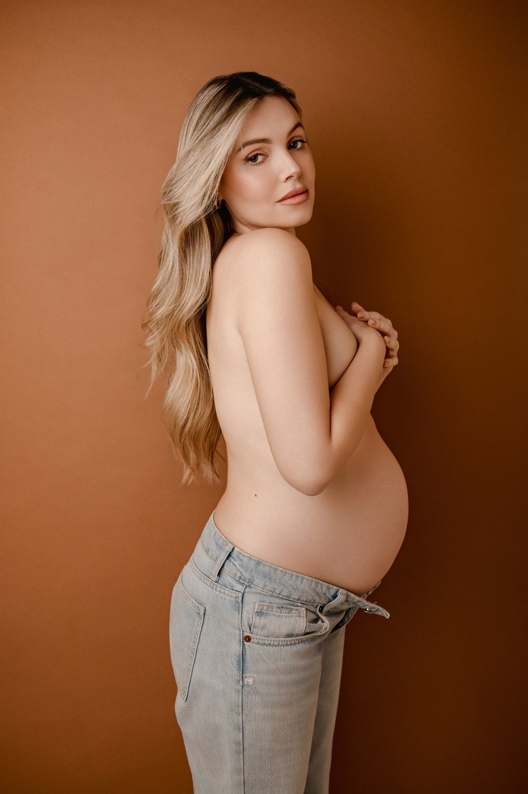 Mujer embarazada con maquillaje editorial