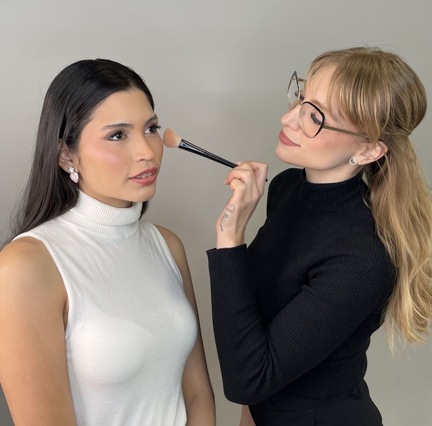 Clase de automaquillaje con demostración profesional